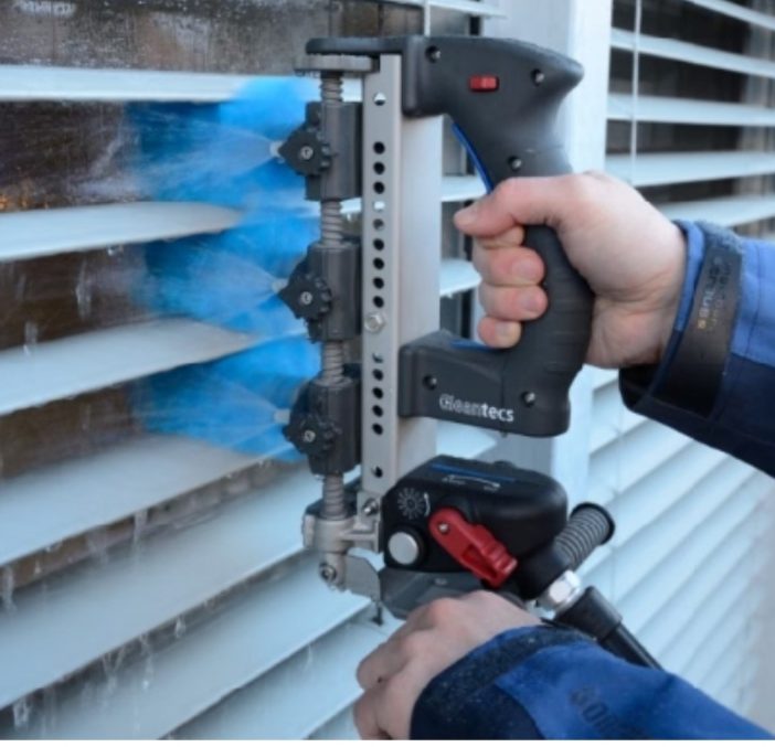 Reinigung von Sonnenschutzlamellen auf dem zu sehen ist die PRofessionelle Reinigung von Sonnenlamellen mit dem Cleantecs GTR 180 Lamellenreiniger