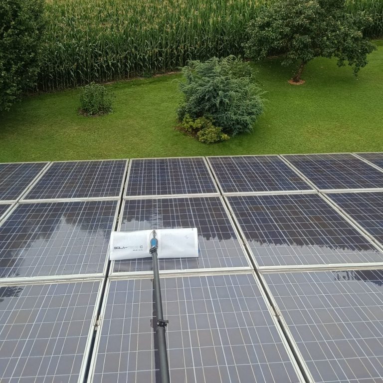 Dieses Bild zeigt die Reinigung einer PV Anlage mit professionellen Bürsten und Reinwasser