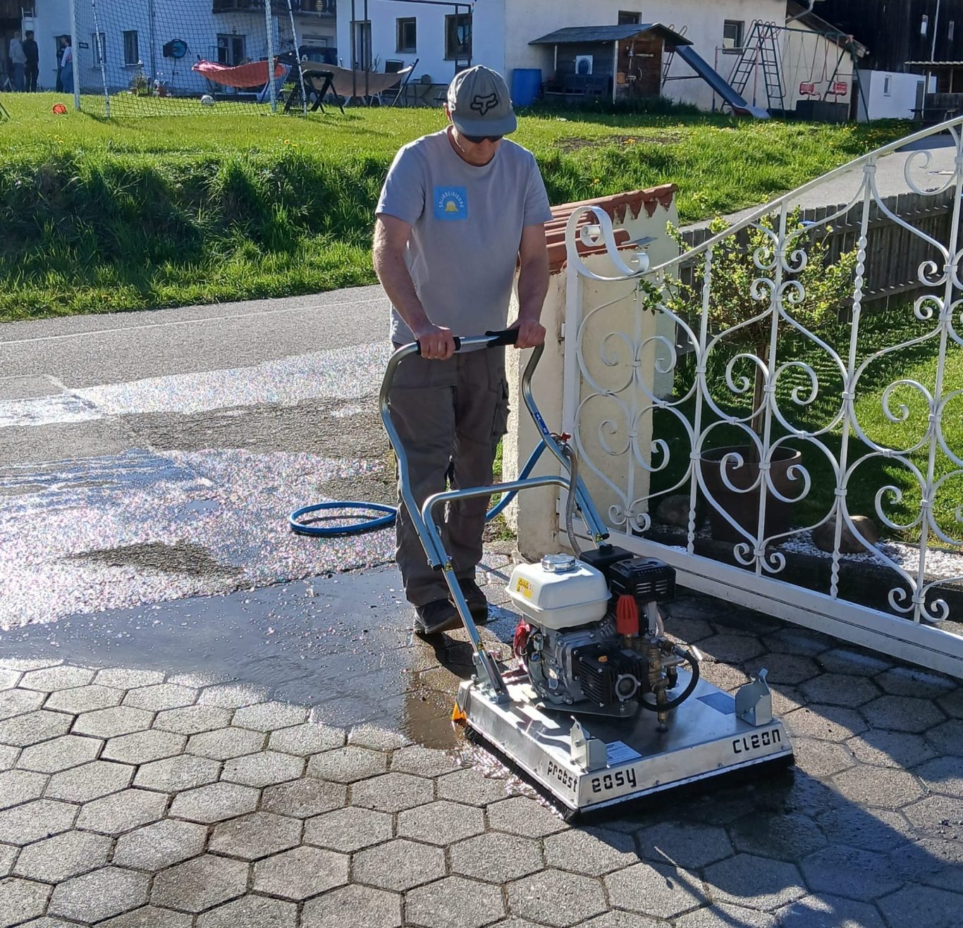 Pflasterreinigung Arbeiten mit dem Easy Clean 60 von Probst